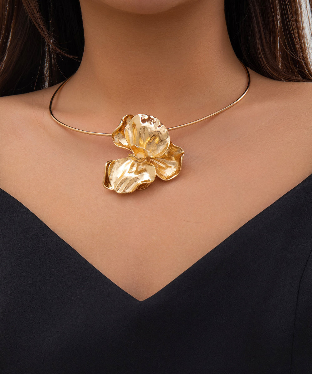 Boutique Gold Metal Wrinkled Pendant Necklace