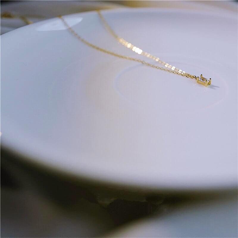 Gold Minimalistic Necklace With Diamond