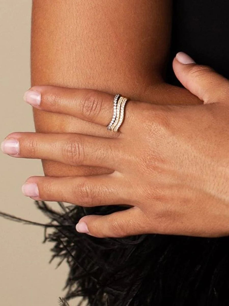 Sleek Wave Line Diamond-inlaid Ring