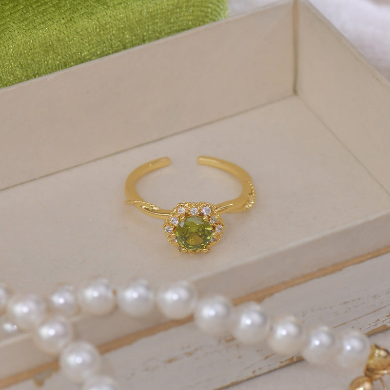 Twist Peridot Ring in Gold