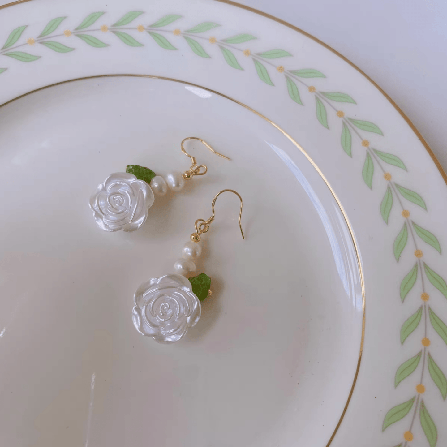 [] White Rose Earrings