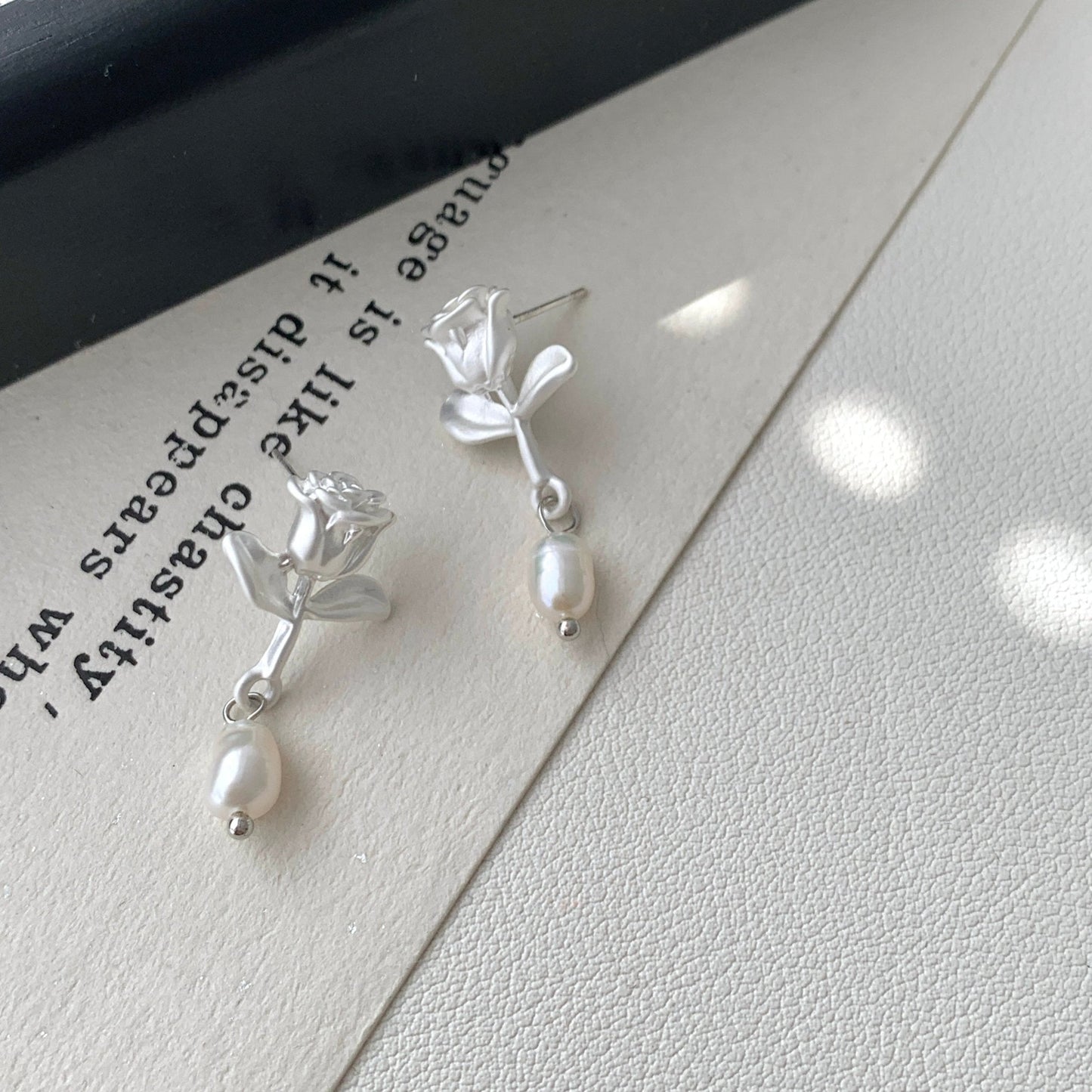 [] White Rose Pearl Earrings